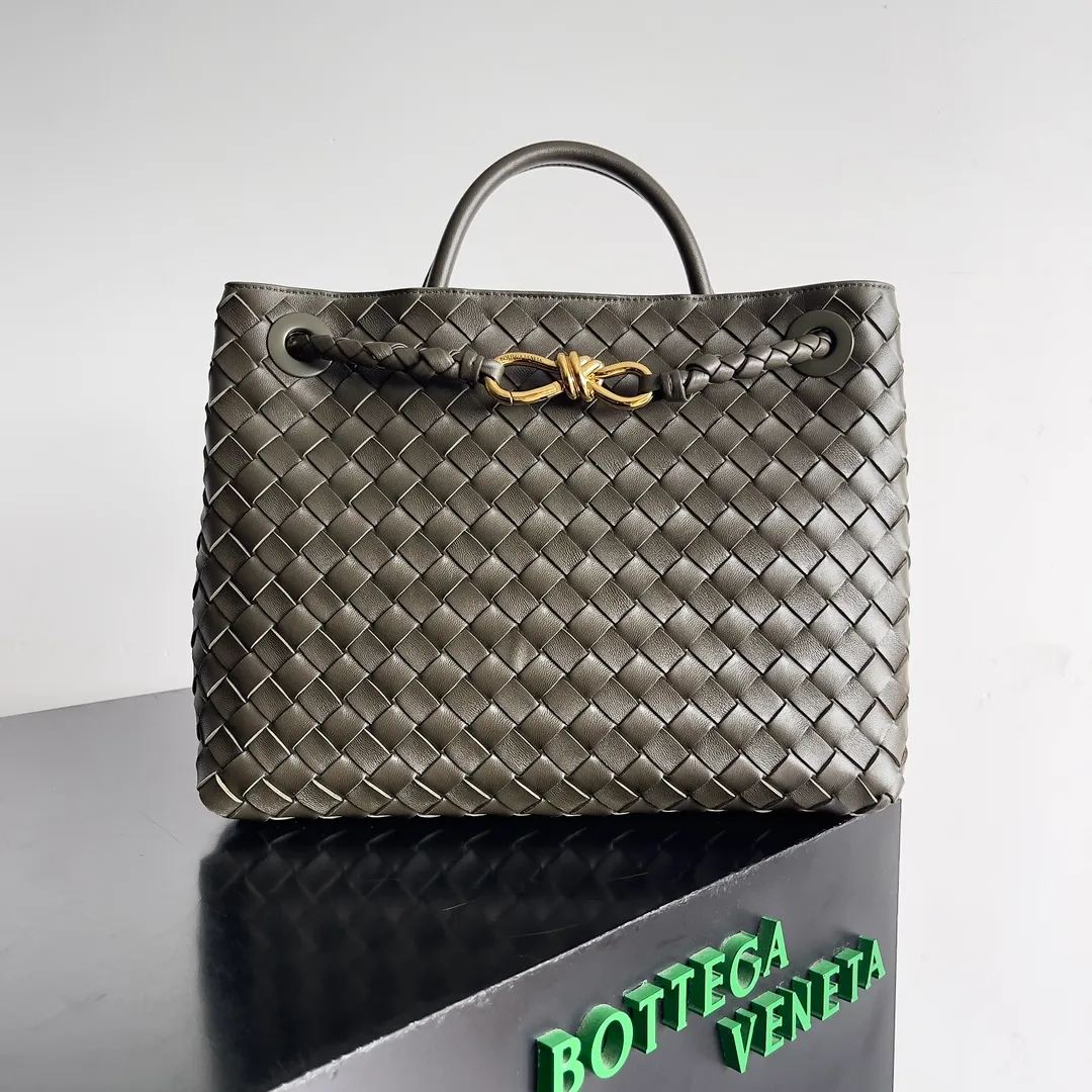 The 2023 new Andiamo batch of 2260 BV has been shipped‼ ️Really popular🔥The new Andiamo woven handbag launched by Bottega Veneta this season is really popular all over the world! ! Celebrities at home and abroad have worn it, and Oscar-winning actress Michelle Yeoh has taken it out on the street. Song Jia, Trai Yara, Yu Feihong, Sanji Ayaka, Rosie Hunting-Whiteley, Yoshioka Riho, etc. have all picked up this bag. It is classic and versatile, showing off its temperament, and the bag capacity is also large, which is very convenient for daily commuting! ! A variety of carrying methods, the shoulder straps can be adjusted by yourself, the original lambskin feels soft and delicate, and the unisex style breaks the gender boundaries and brings a more practical and long-lasting use experience. Andiamo, which has both elegant and casual styles, perfectly interprets the true appearance of "fashionable old money style". Style number: 743572 Size: 32*24*12